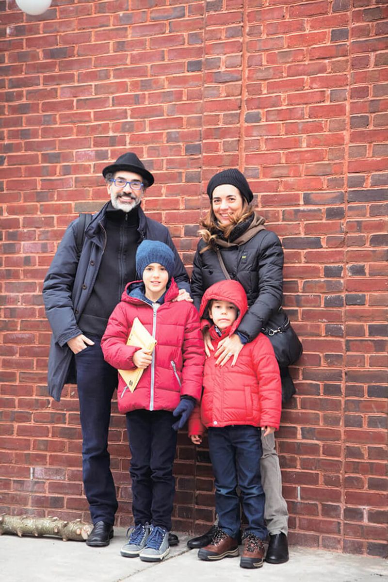 ダークトーンの夫婦の着こなしに、子供の赤ダウンが映えわたる！ ルイジ・ヌッゾ