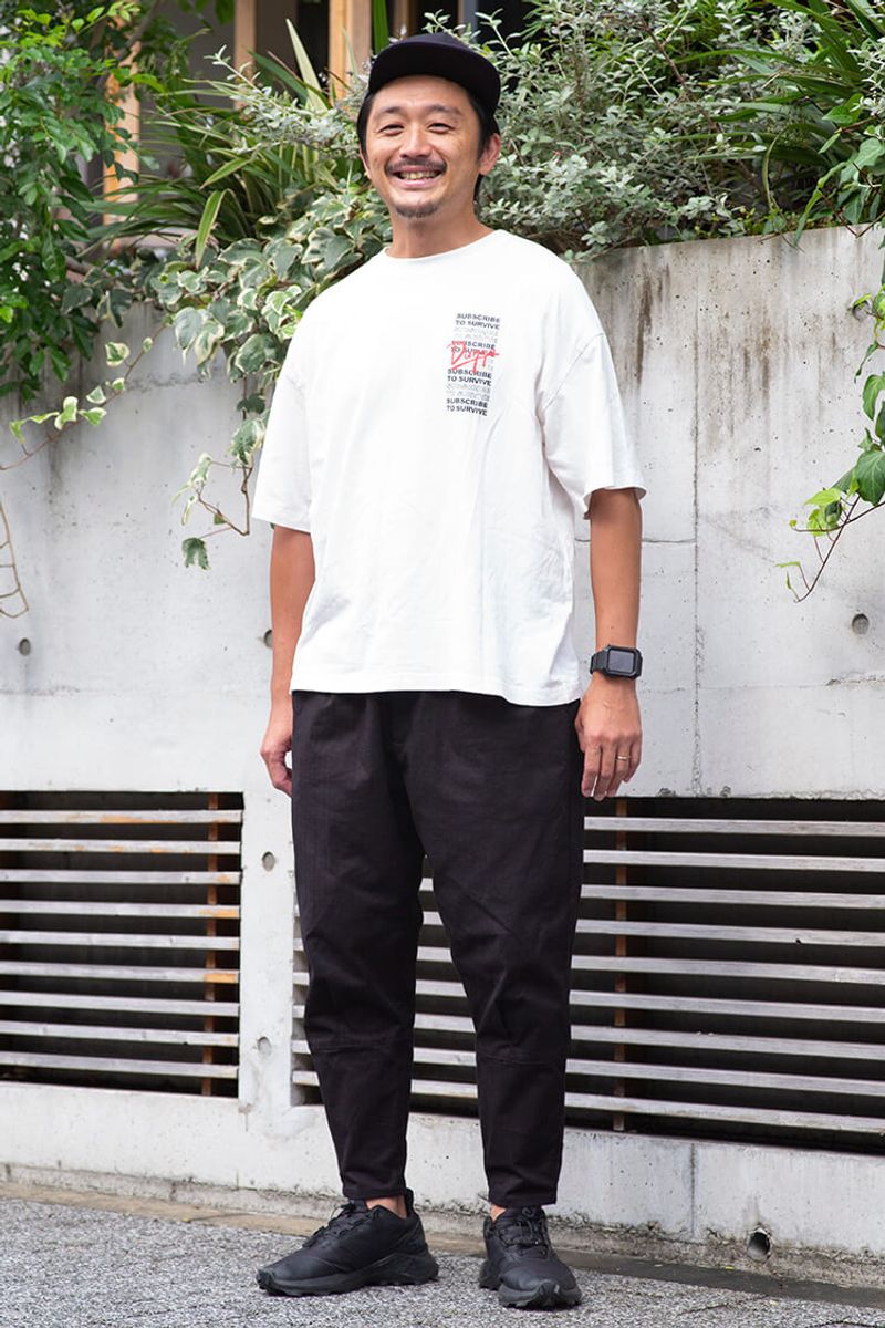 オーバーサイズTシャツに九分丈パンツで軽快に 黒田知貴