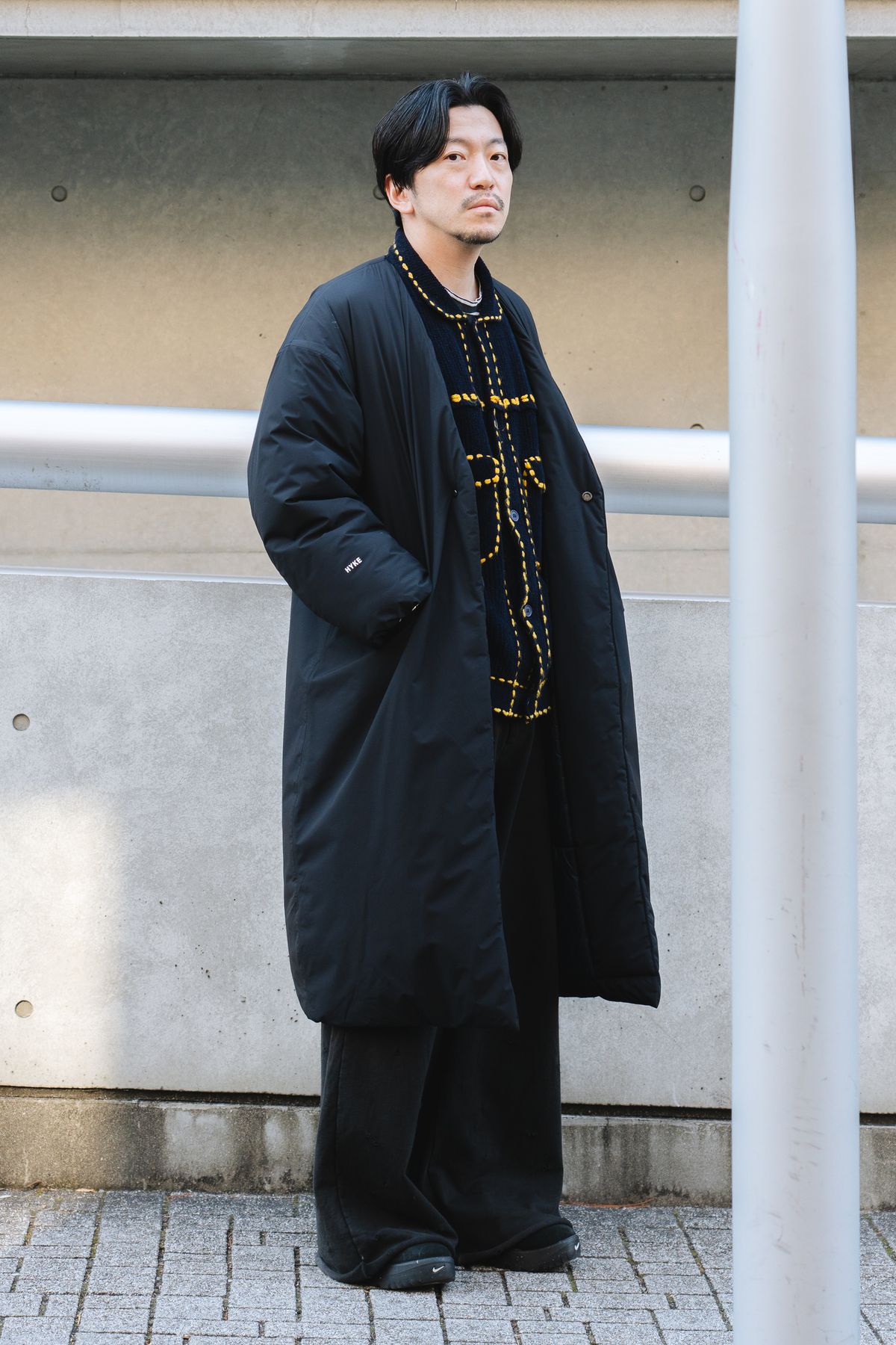 ダウンジャケット＝ハイク　カーディガン＝フィンガリン　Tシャツ＝アンユーズド  パンツ＝エムエーエスユー　シューズ＝ナイキ　ブレスレット＝エルメス　リング、リング2 、リング4 ＝すべてタブー　リング3＝ドゥノットドゥ