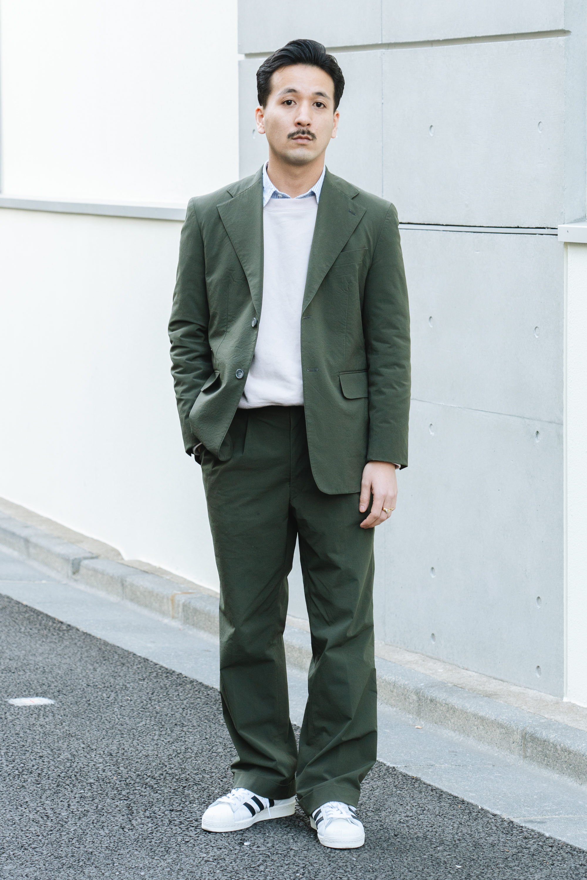 話題の「フルーツオブザルーム」のスーツも！“ジャケパンスタイル”の