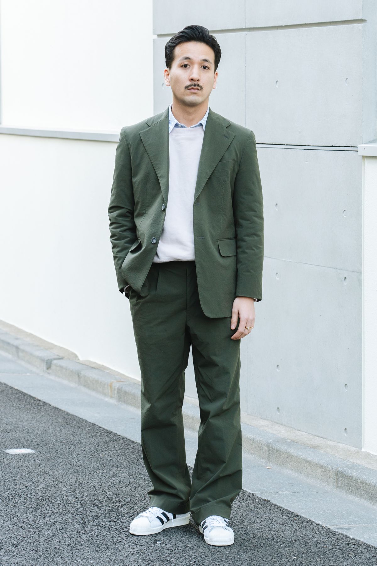 ジャケット、シャツ、パンツ＝すべてウィズダムツール