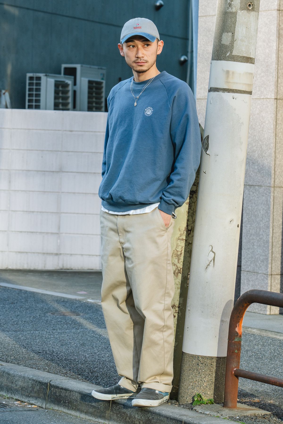 スウェット、カットソー 、パンツ、シューズ、帽子、ネックレス、リング＝すべてラディアル 