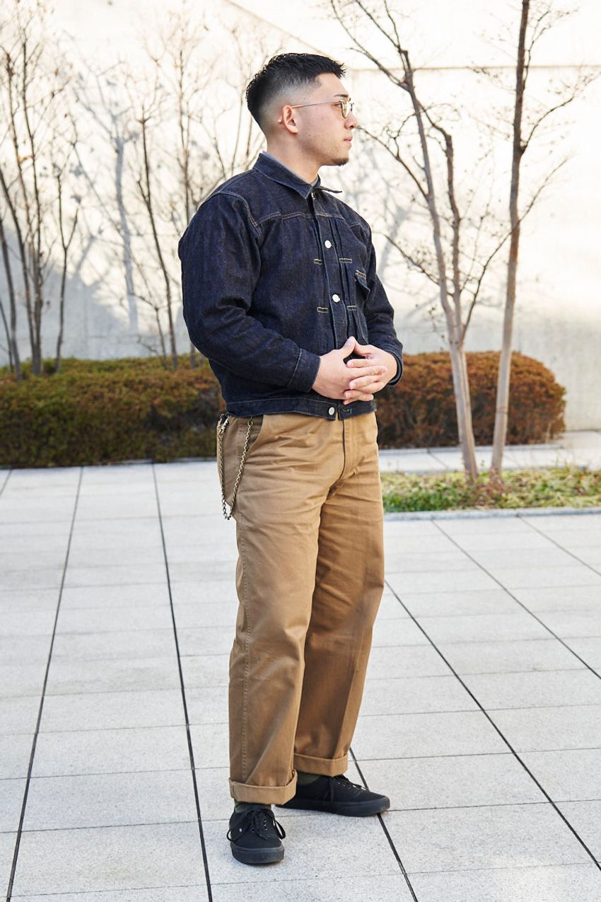 “ジーンズ以外”なら、何を合わせてる？「デニムトップス」のコーデ術を街角調査！ - 10枚目の画像