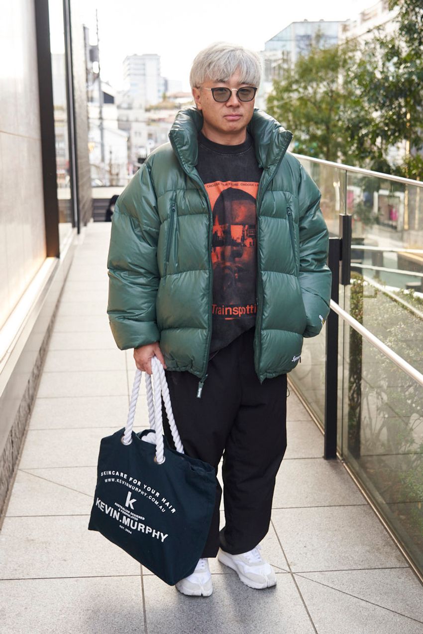 “ノースコラボ”も人気！30～50代の「シュプリーム」の取り入れ方。街で見つけた大人な装い5選 - 5枚目の画像