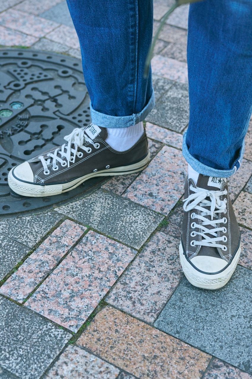 王道中の王道「黒コンバース」のスタイルスナップ集。街角の皆は、どうやってはく？ - 4枚目の画像