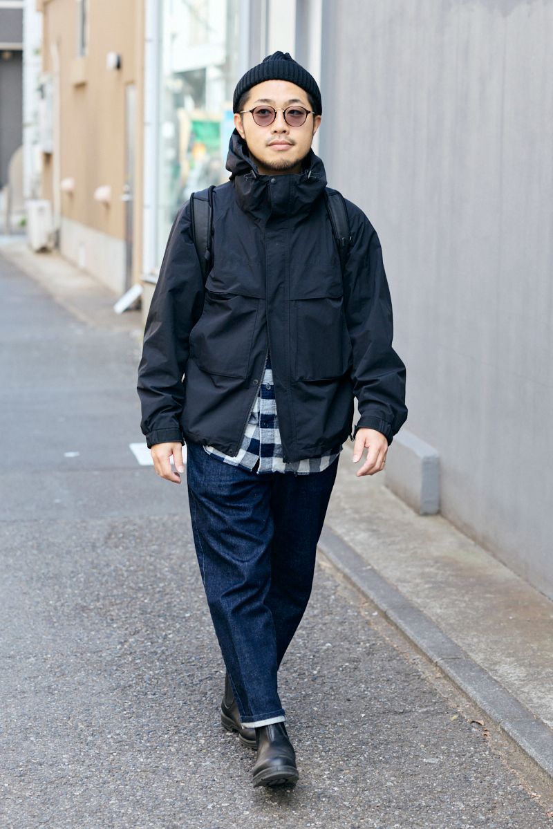 ジャケット、シャツ＝ともにユニクロ