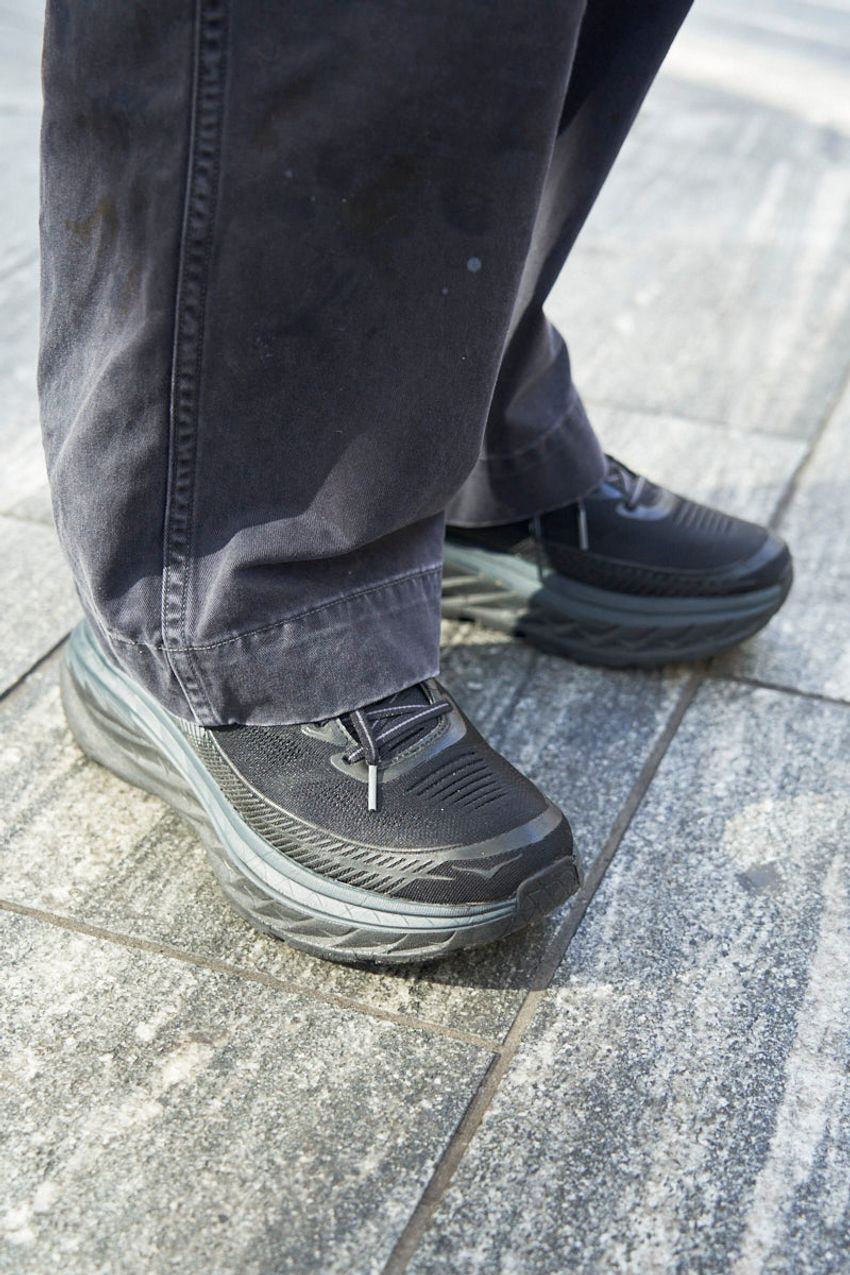 支持率No.1はやはりニューバランスか。「ダボパンに合わせるスニーカー」を街で大調査！ - 3枚目の画像