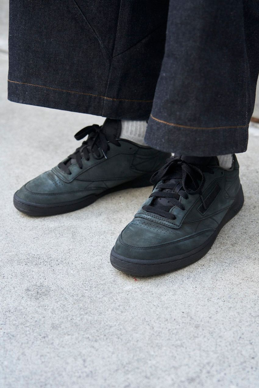 “ブラック”だけどお洒落見えする「黒パンツ」を街角調査！ デニム、レザー調、ワイドetc. - 2枚目の画像