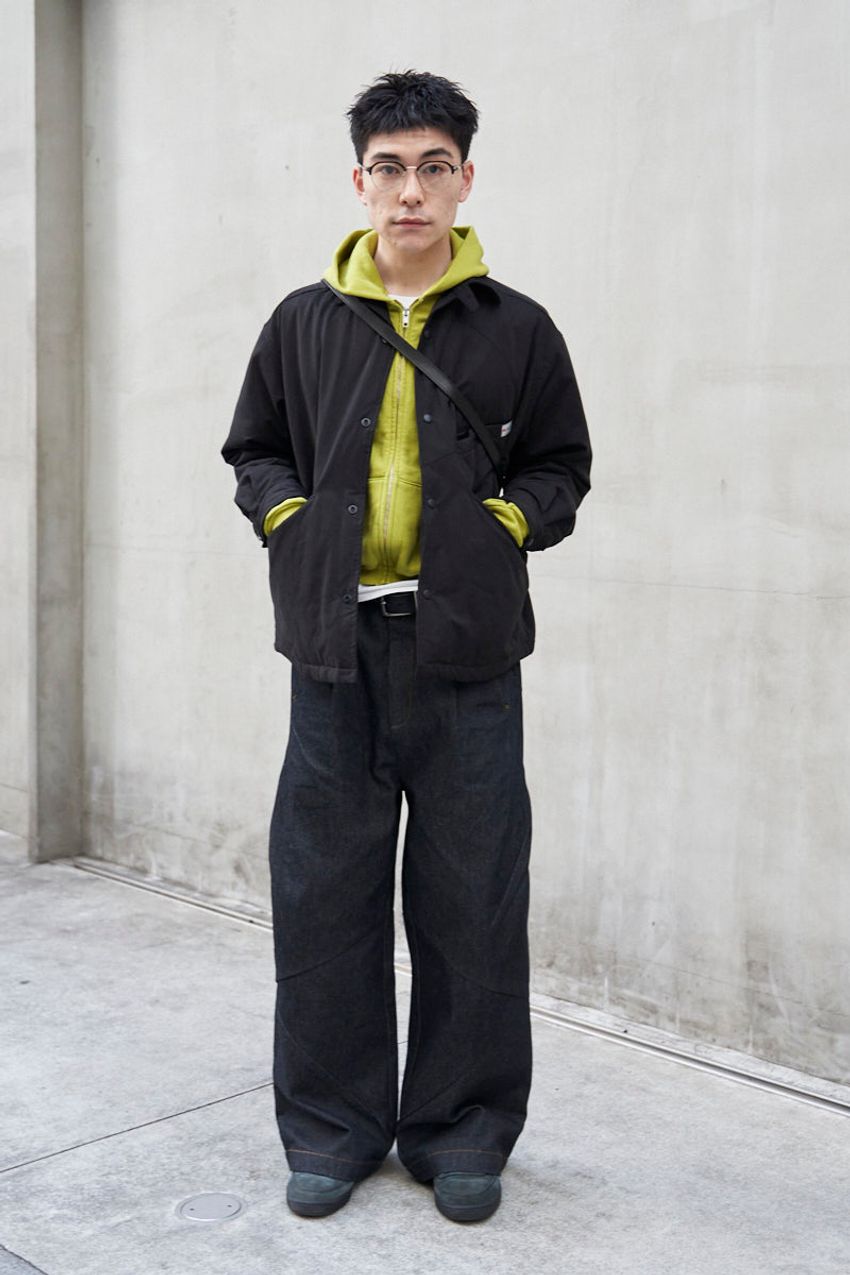 “ブラック”だけどお洒落見えする「黒パンツ」を街角調査！ デニム、レザー調、ワイドetc. - 3枚目の画像