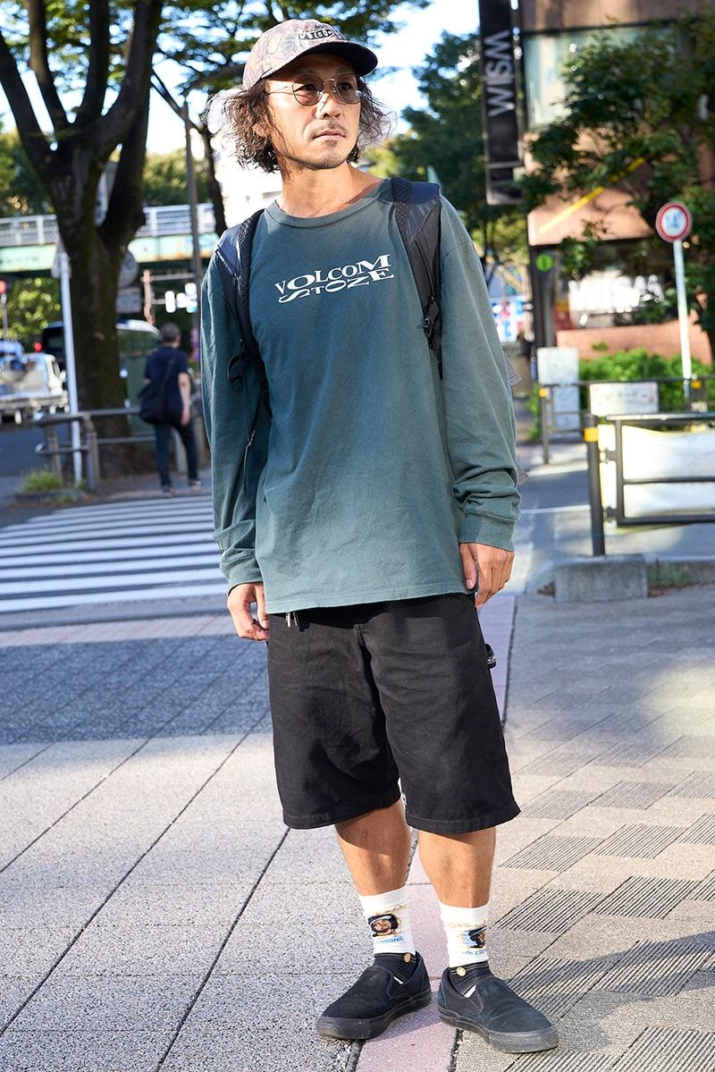 カットソー、ショーツ、帽子、バッグ＝すべてボルコム