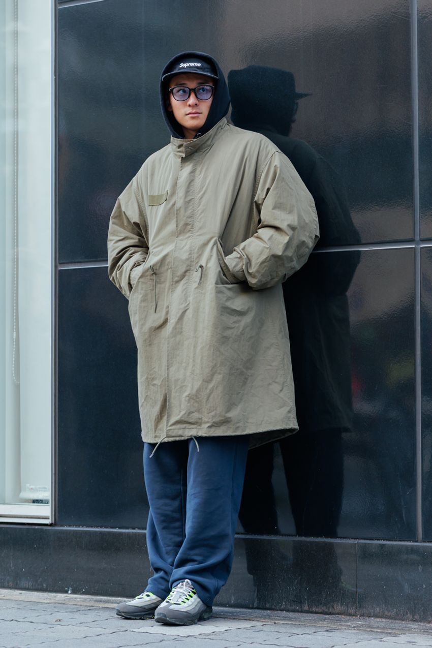 パーカのフードは被っても見栄えよし！合わせに選んだアウターはミリタリー、スタジャンetc. - 10枚目の画像