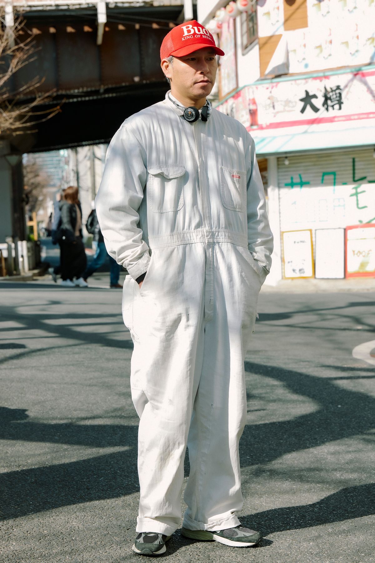 ジャケット、ジャンプスーツ、帽子＝すべて古着