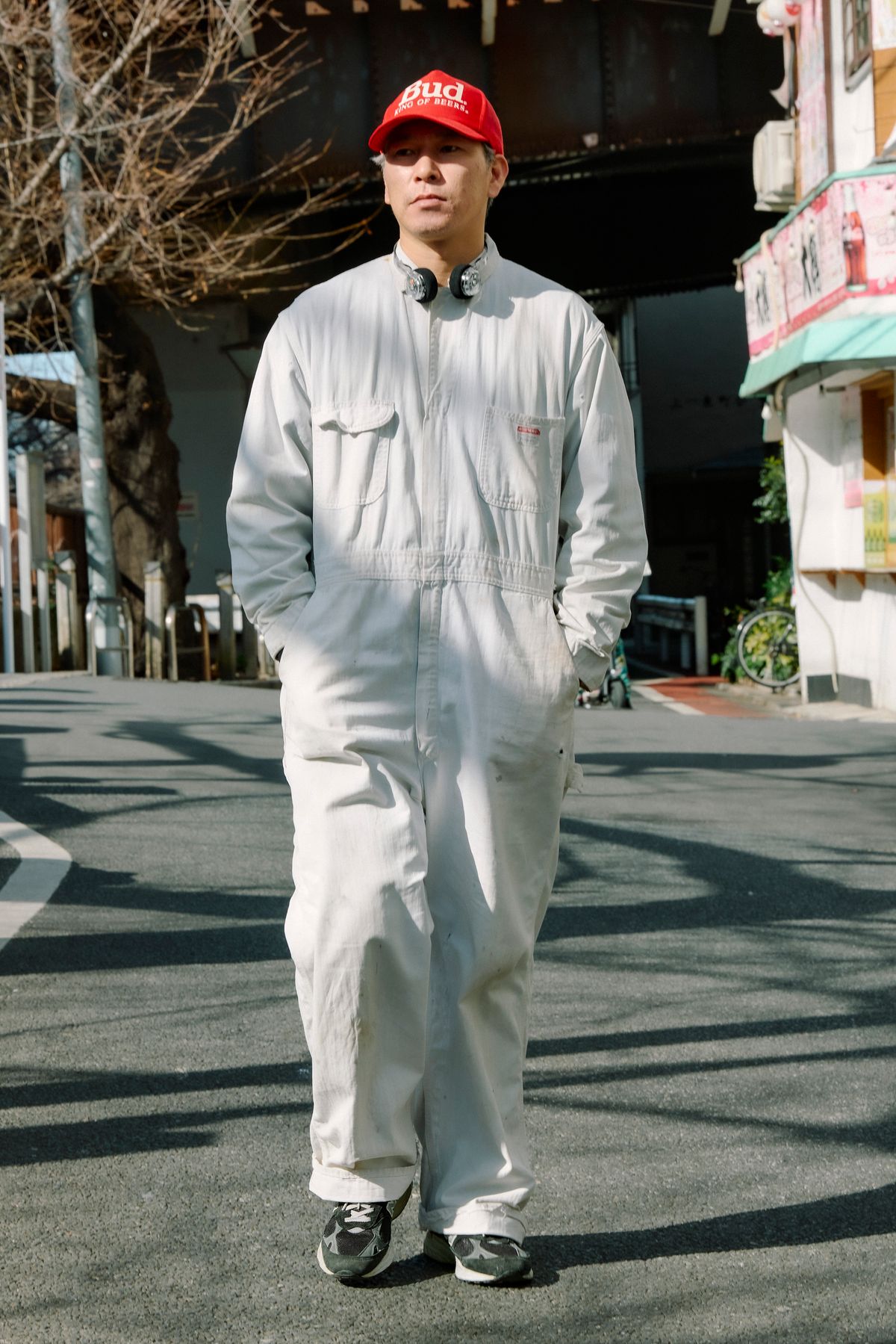 ジャケット、ジャンプスーツ、帽子＝すべて古着