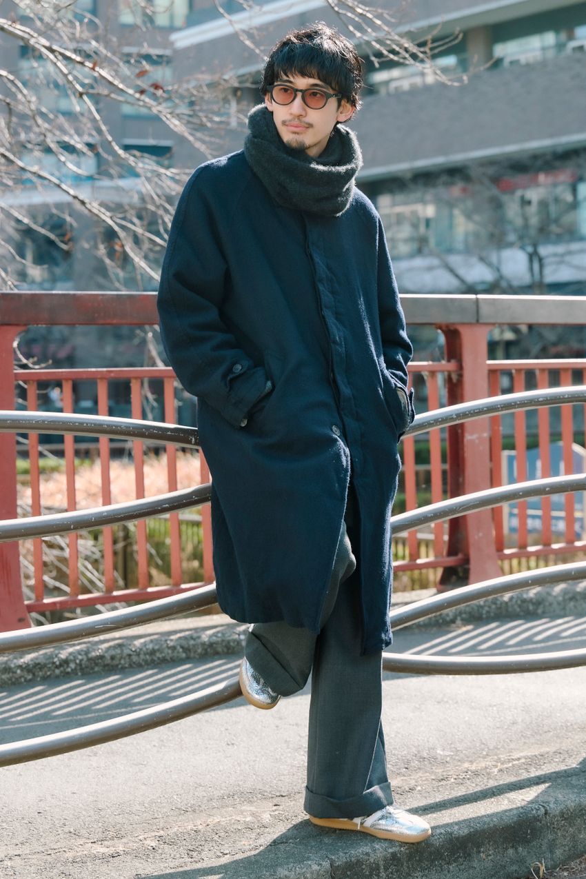 男女共通で「コートスタイル」は“ダークトーン”が間違いなし！街角スナップ5選 - 2枚目の画像
