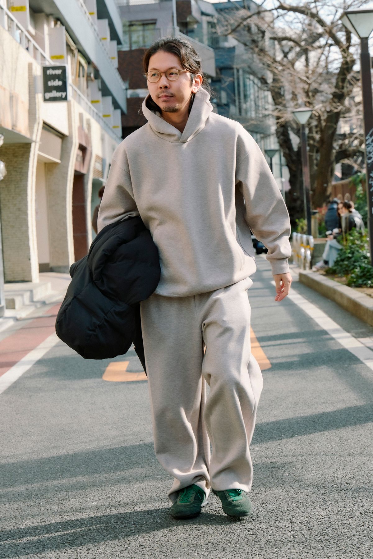 ダウンジャケット、スウェット、パンツ＝すべてユニクロ