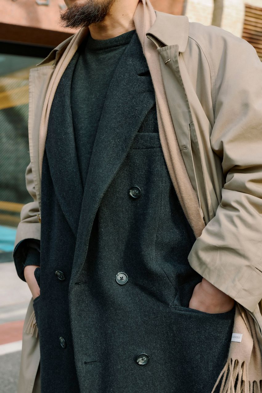 コート派必見の最旬スナップ集！オーセンティックなトレンチからミリタリーまで網羅 - 3枚目の画像