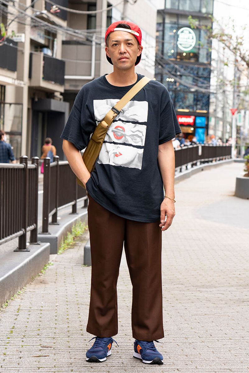 派手色キャップを見事に納めた、黒と茶のバランス技 若木裕一