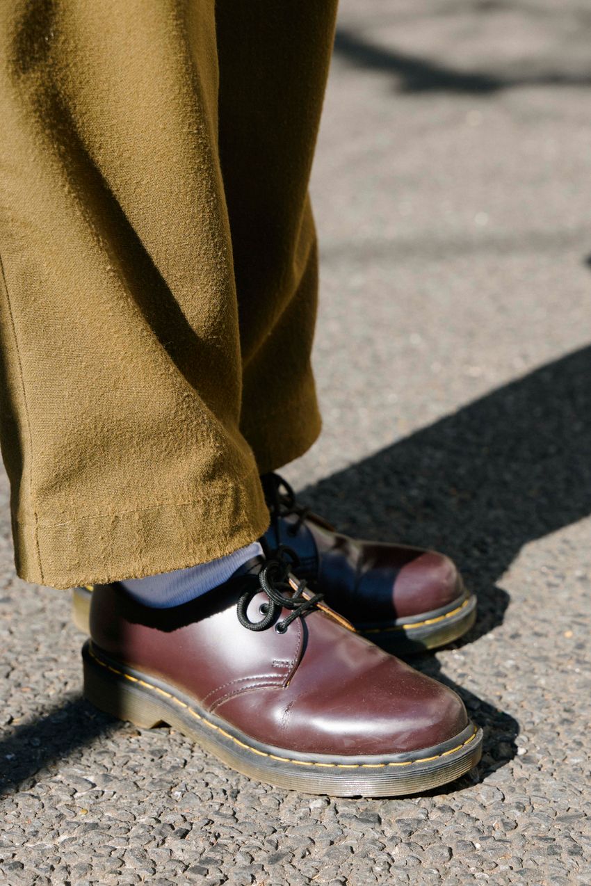 「足元は“ブラウン”がトレンド説」をスナップで検証！特に“アースカラー”コーデと好相性だった - 3枚目の画像