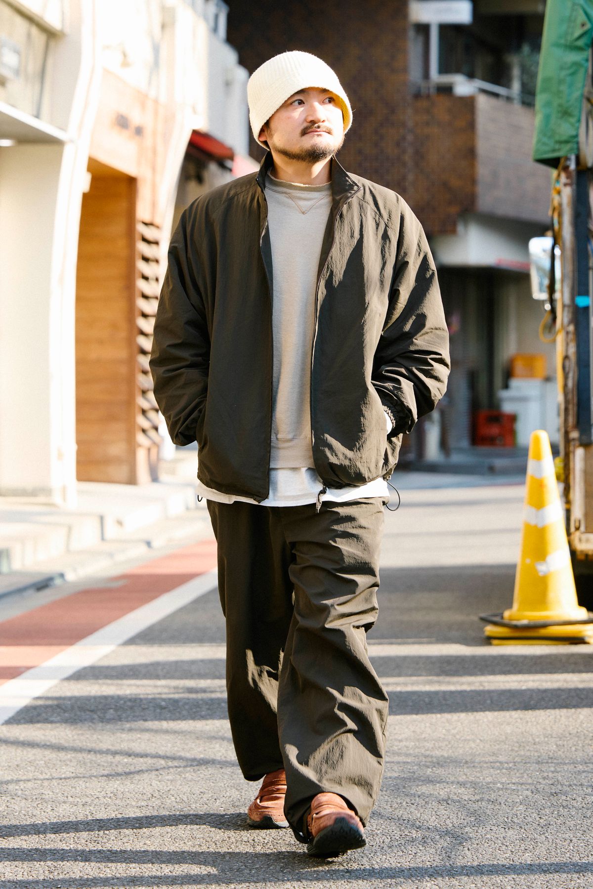 ジャケット、パンツ＝ともにシュタイン