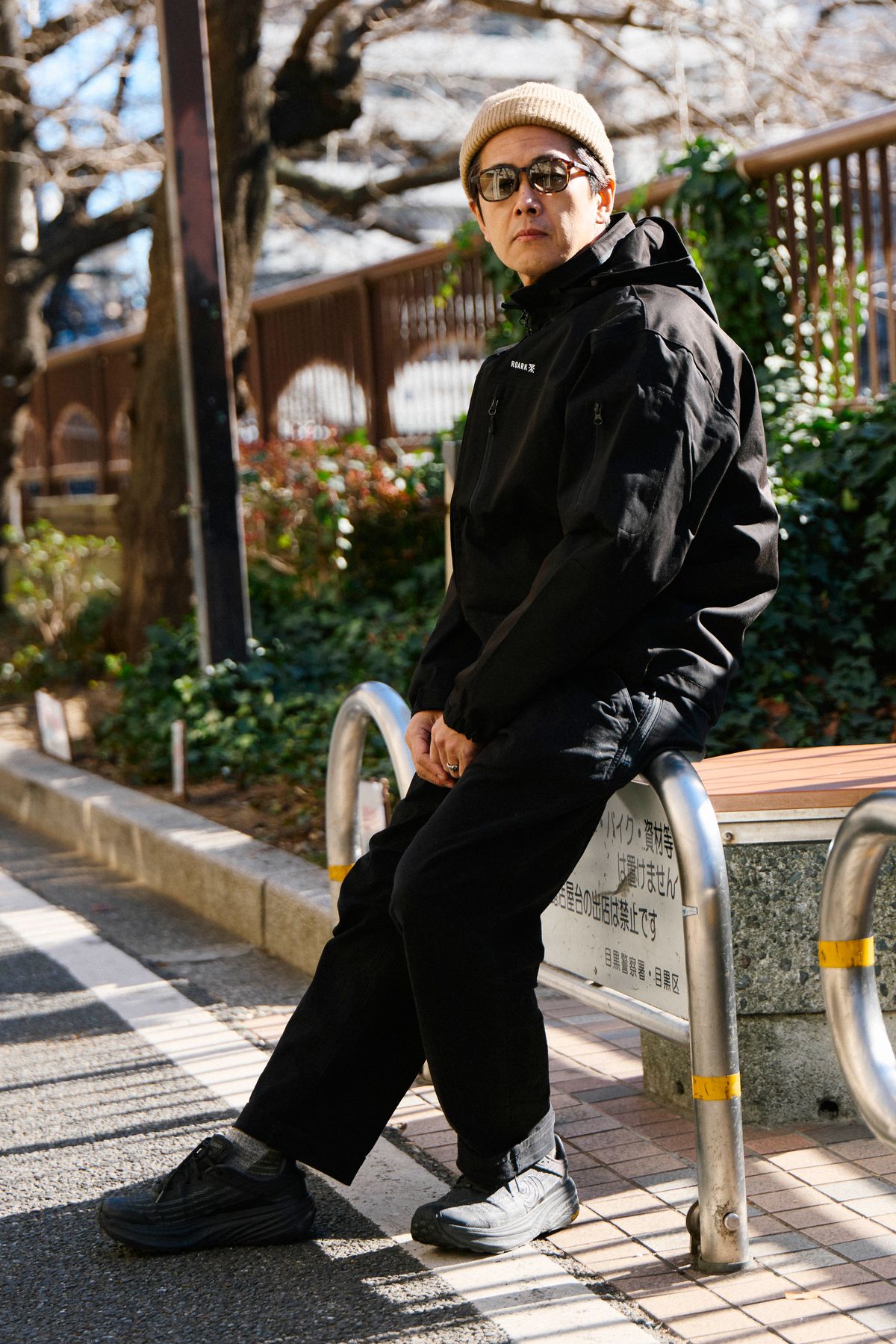 ジャケット、パンツ、帽子＝すべてロアーク