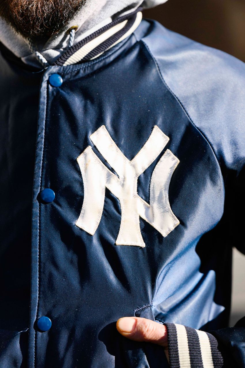 パーカのフードは被っても見栄えよし！合わせに選んだアウターはミリタリー、スタジャンetc. - 5枚目の画像