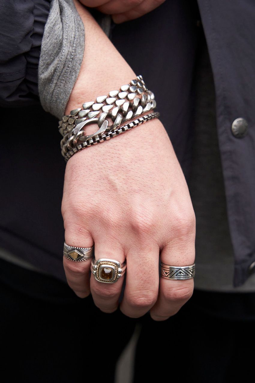 大人のアクセサリーは「ティファニーリング」が調子いい！洒落者5名の愛用品と着こなし - 5枚目の画像