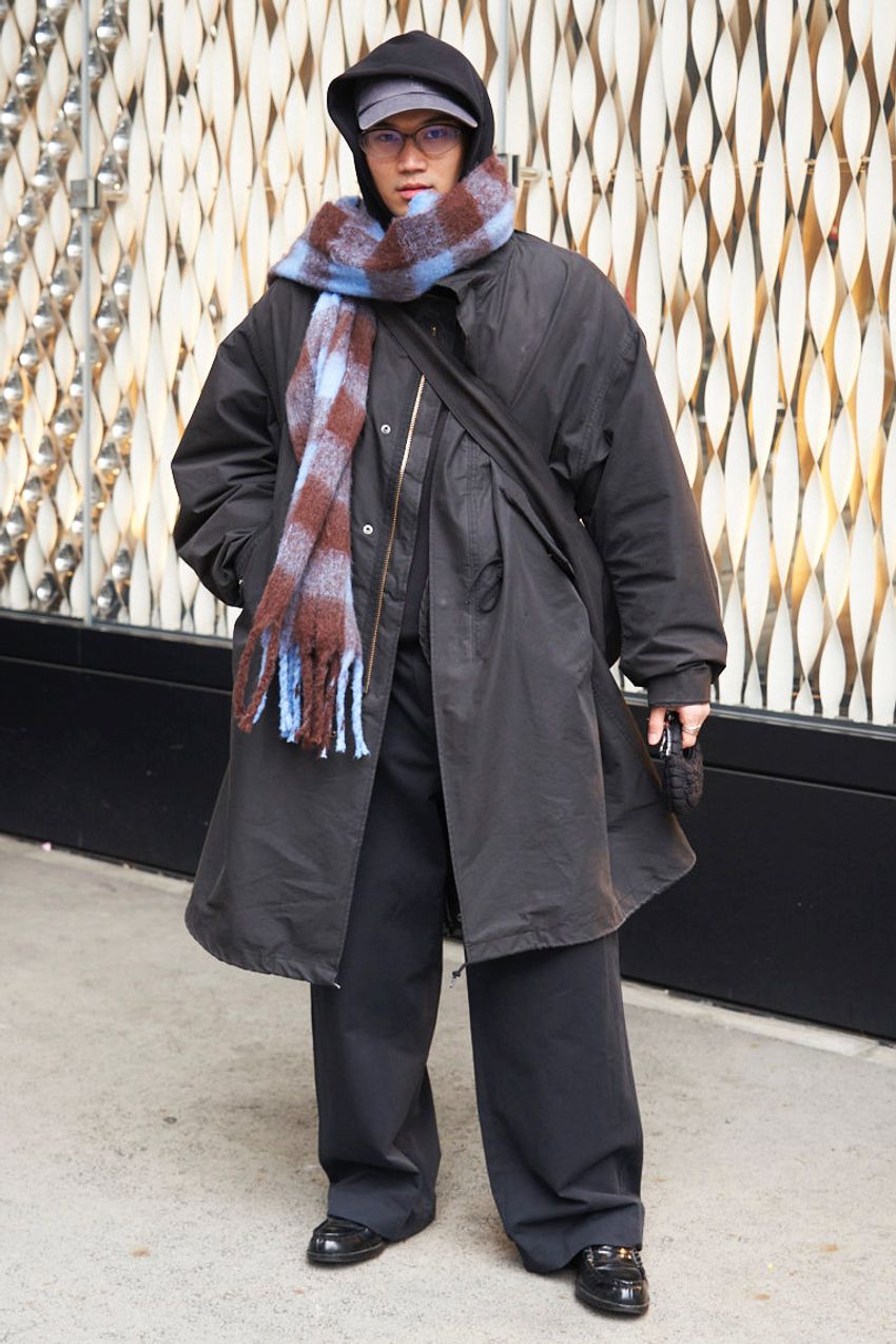 パーカのフードは被っても見栄えよし！合わせに選んだアウターはミリタリー、スタジャンetc. - 2枚目の画像