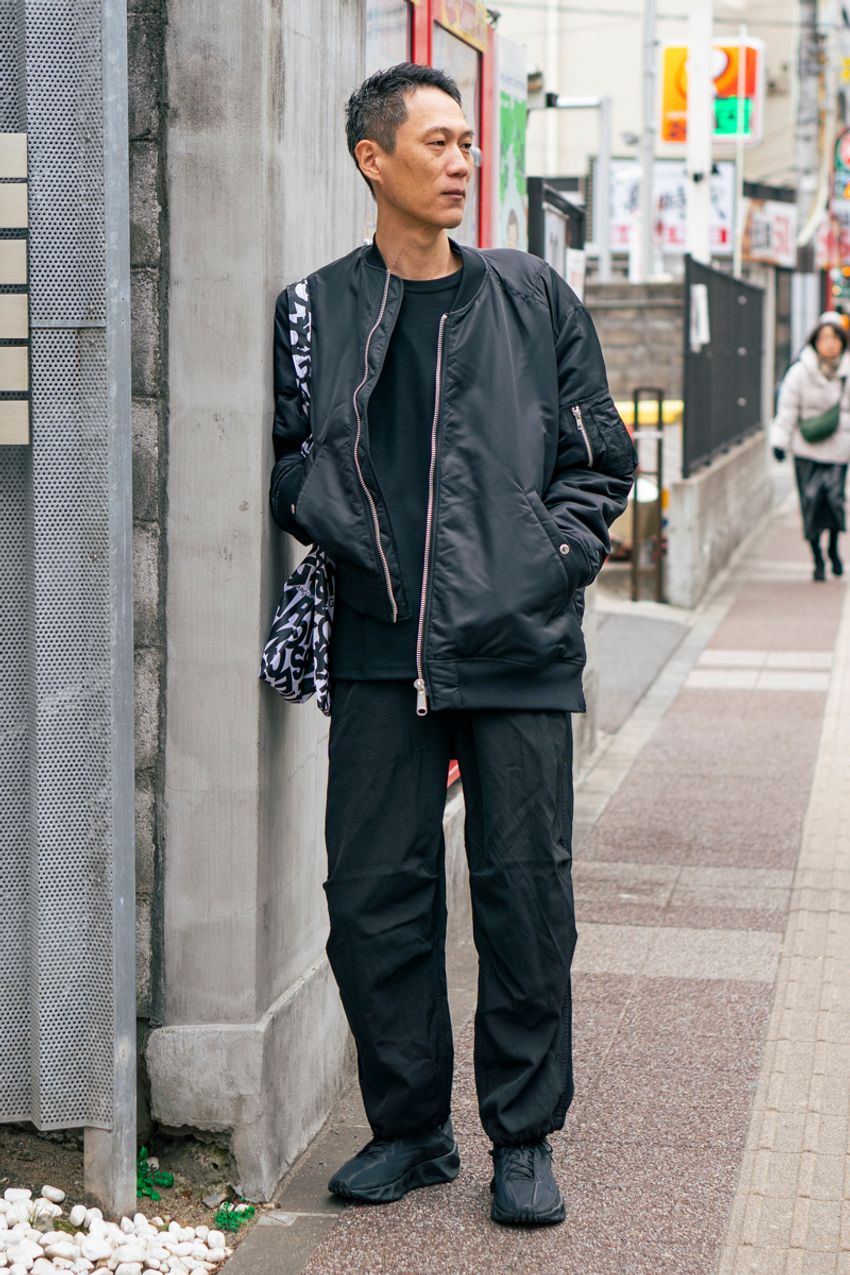 人気の黒スニーカーを調査！街角のお洒落上級者が愛用するのはニューバランス、ホカetc. - 6枚目の画像