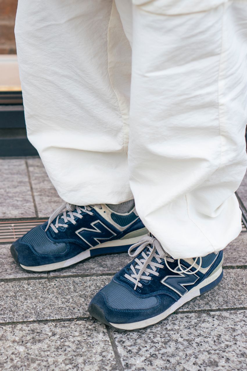 「裾を絞ったパンツ」で春の装いを軽やかに！参考にしたい街のコーデ好例5選 - 9枚目の画像