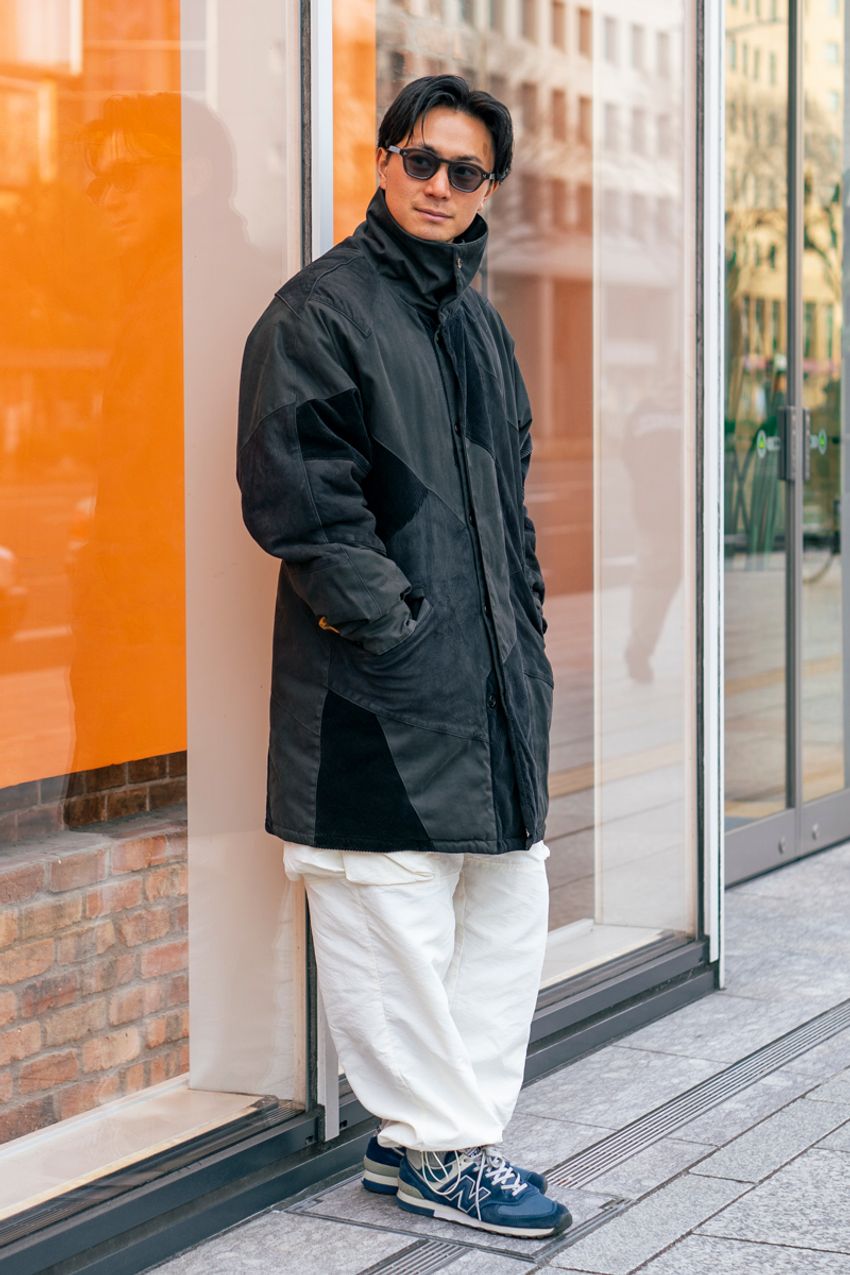 「裾を絞ったパンツ」で春の装いを軽やかに！参考にしたい街のコーデ好例5選 - 8枚目の画像