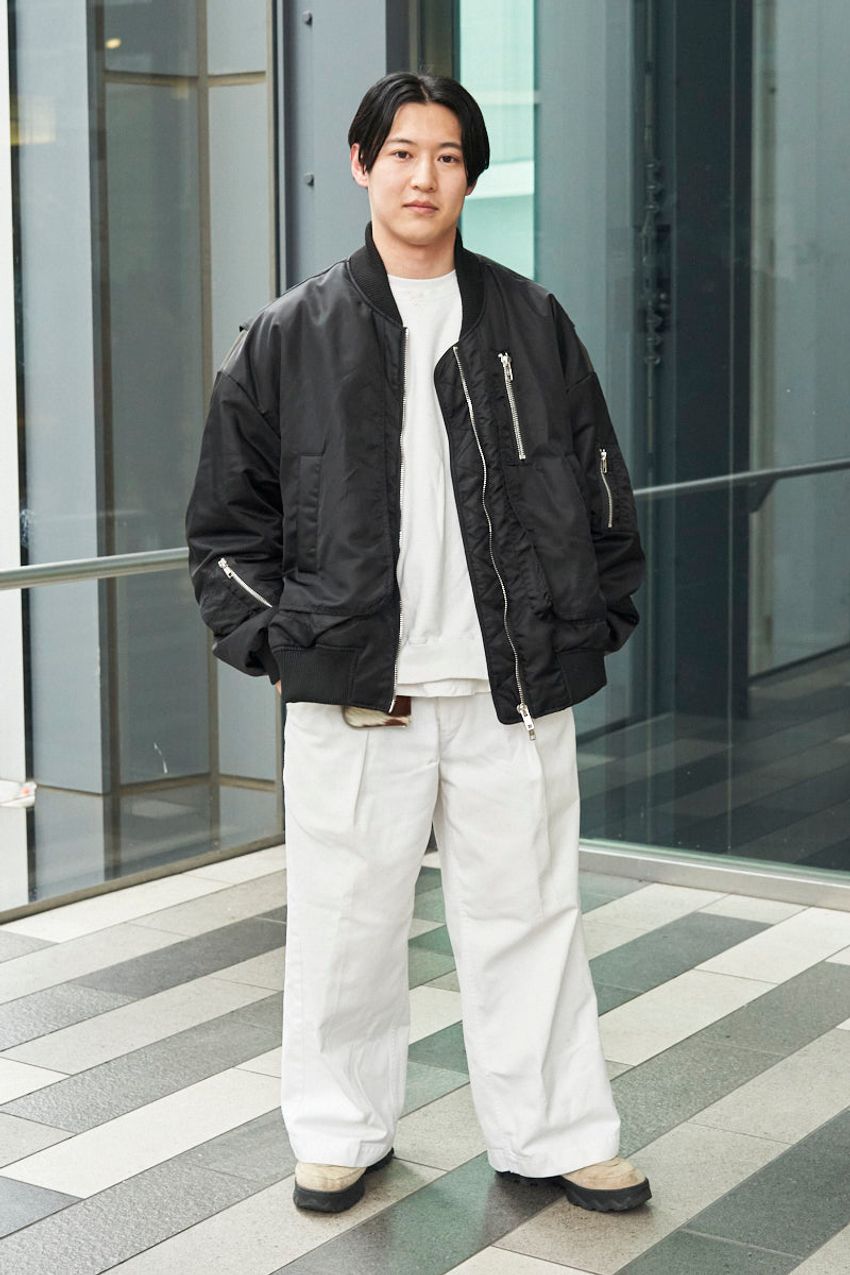 街で目を引く“白パン”集。大人に似合うパンツの合わせ方を5人のコーデ好例で解説 - 8枚目の画像