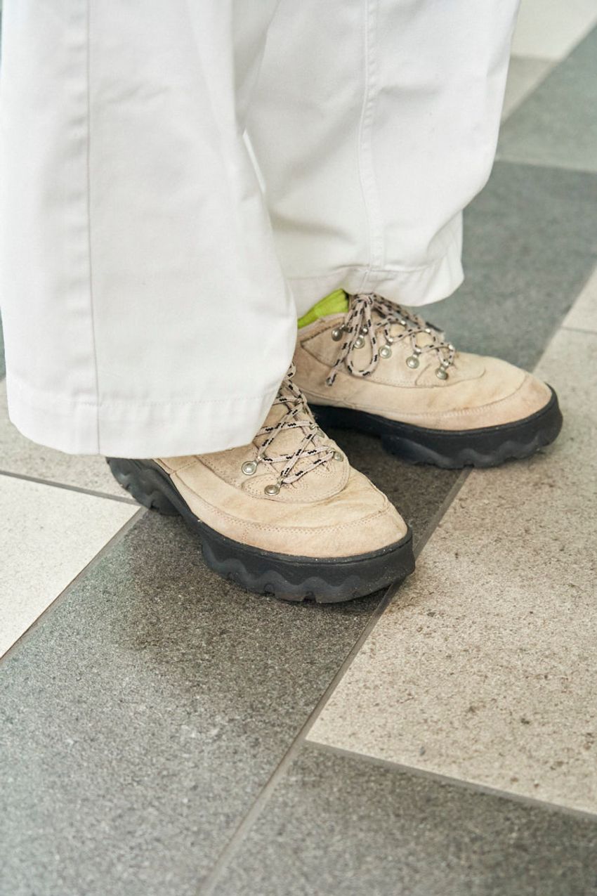 街で目を引く“白パン”集。大人に似合うパンツの合わせ方を5人のコーデ好例で解説 - 9枚目の画像