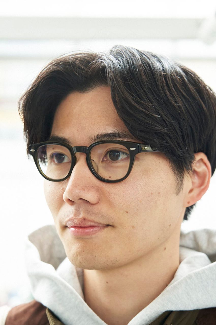 【春に活躍】街のパーカスタイル5選をスナップで。花冷え対策にも使える重ね着テクも解説 - 10枚目の画像