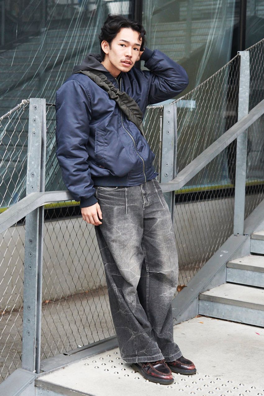 革ジャン、MA-1、スタジャン…「短丈ジャケット」トレンドは止まらない！街角の好例5選 - 6枚目の画像