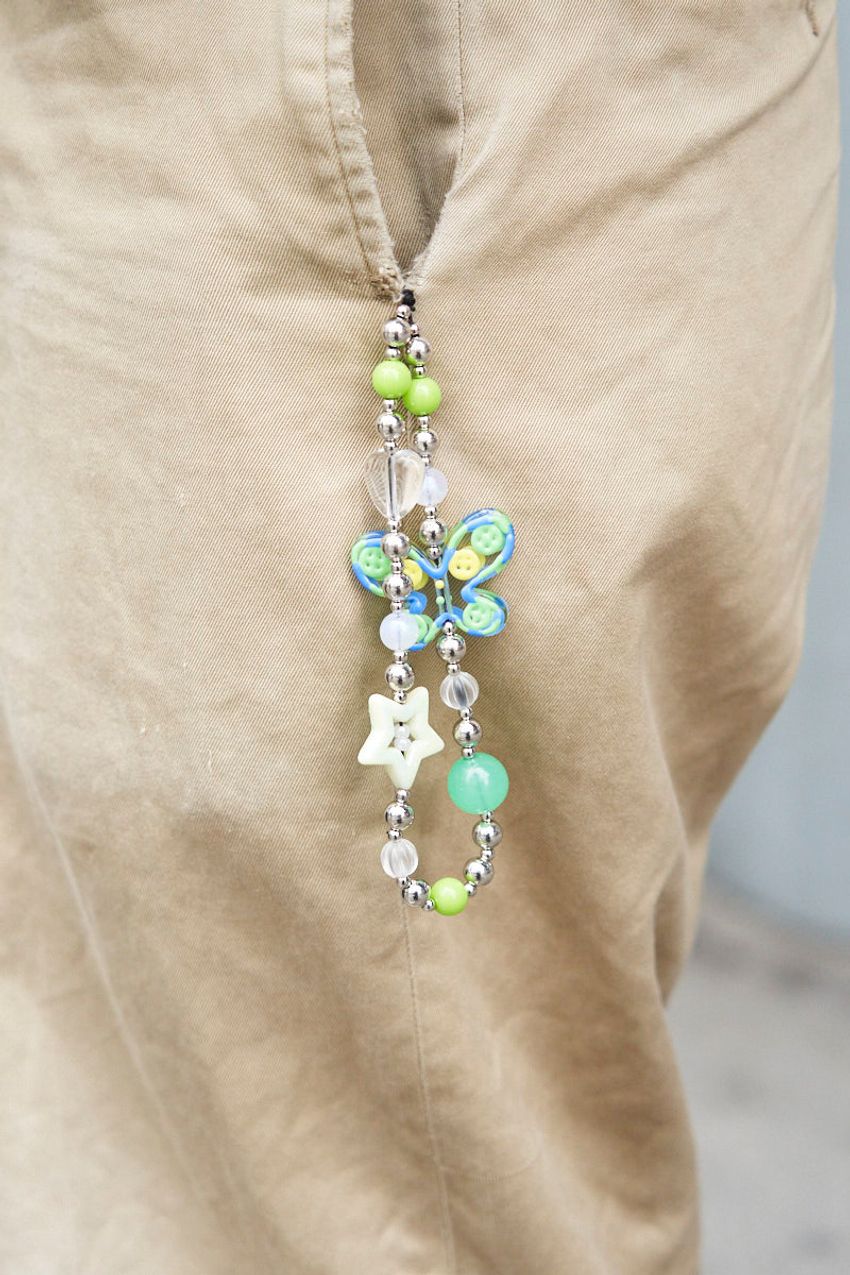 「モノクロ」に飽きてきた人たちに。“色物アウター”をバランス良くコーデに馴染ませた大人SNAP5選 - 5枚目の画像