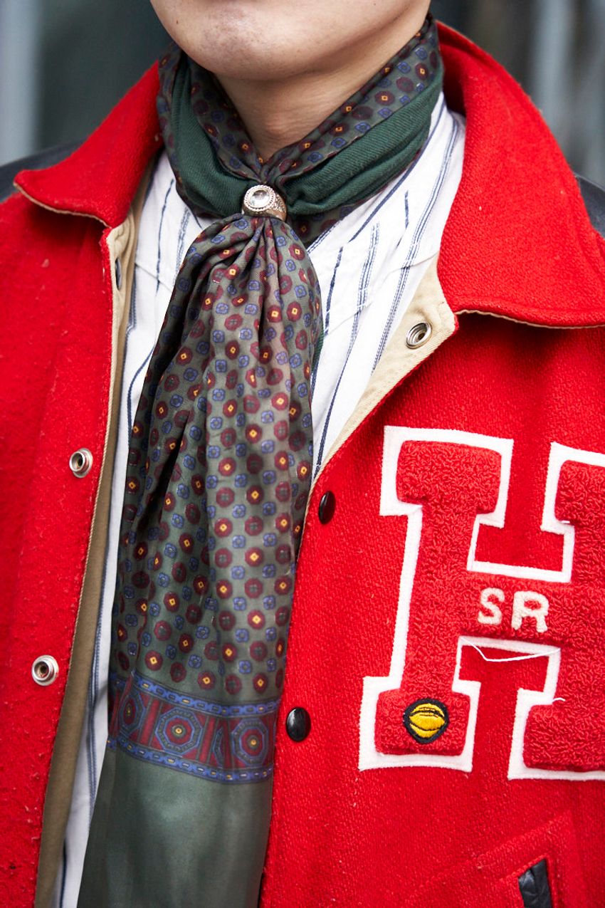 「モノクロ」に飽きてきた人たちに。“色物アウター”をバランス良くコーデに馴染ませた大人SNAP5選 - 6枚目の画像