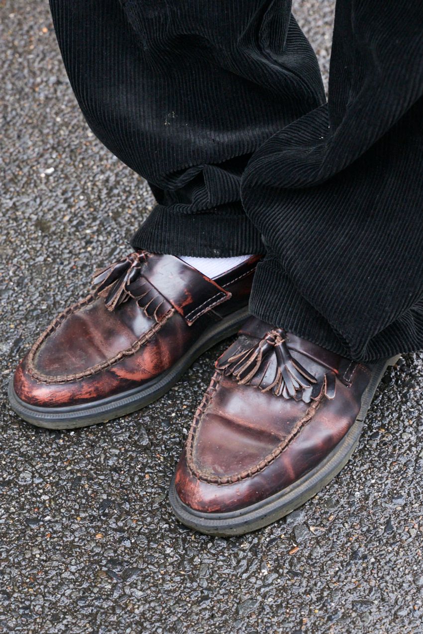 「モノクロ」に飽きてきた人たちに。“色物アウター”をバランス良くコーデに馴染ませた大人SNAP5選 - 9枚目の画像