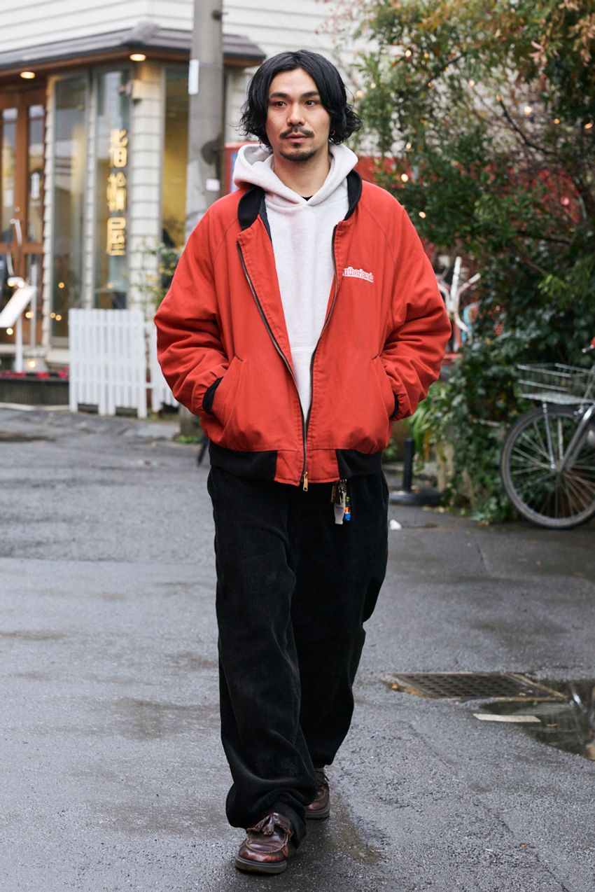 「モノクロ」に飽きてきた人たちに。“色物アウター”をバランス良くコーデに馴染ませた大人SNAP5選 - 7枚目の画像