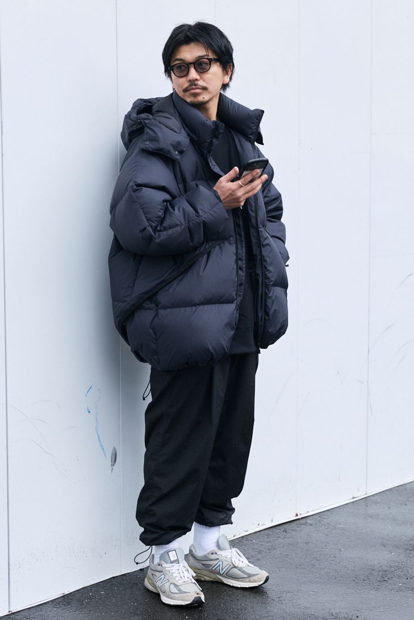 「裾を絞ったパンツ」で春の装いを軽やかに！参考にしたい街のコーデ好例5選 - 10枚目の画像