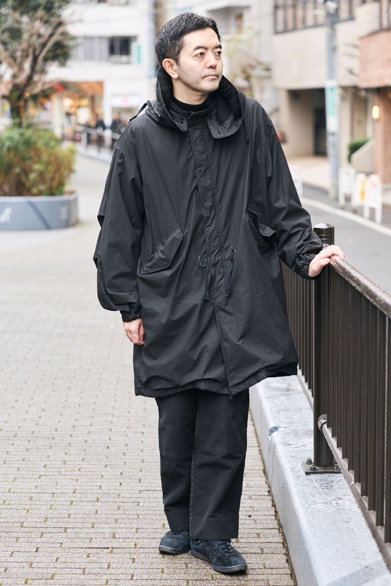 コート、ニット、パンツ＝すべてコモリ