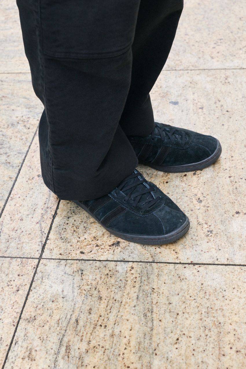 人気の黒スニーカーを調査！街角のお洒落上級者が愛用するのはニューバランス、ホカetc. - 5枚目の画像