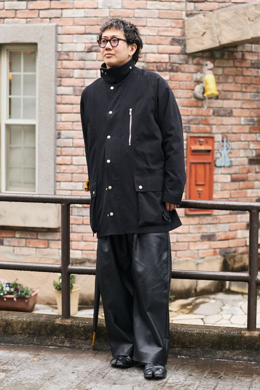 “ブラック”だけどお洒落見えする「黒パンツ」を街角調査！ デニム、レザー調、ワイドetc. - 5枚目の画像