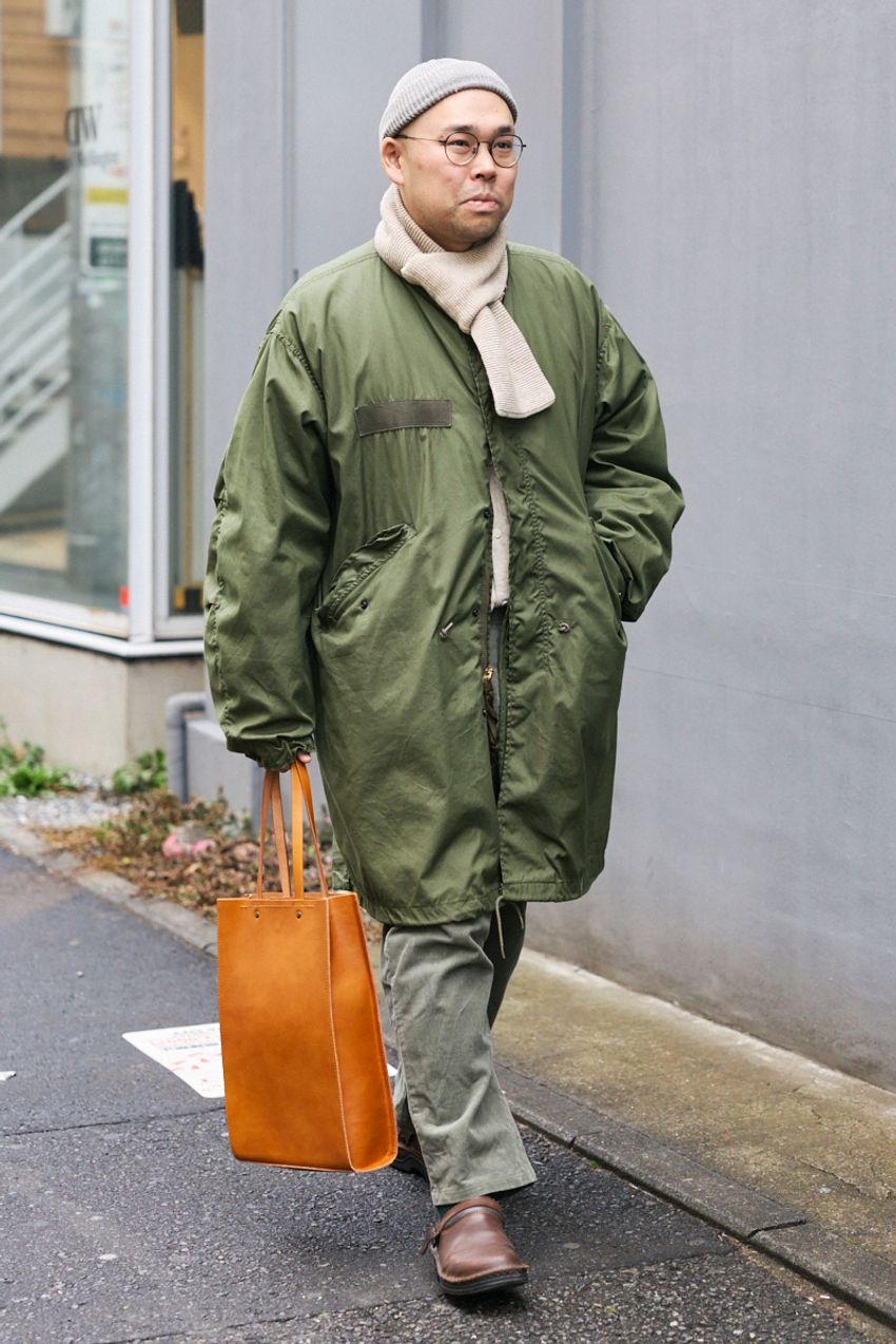 「モノクロ」に飽きてきた人たちに。“色物アウター”をバランス良くコーデに馴染ませた大人SNAP5選 - 12枚目の画像