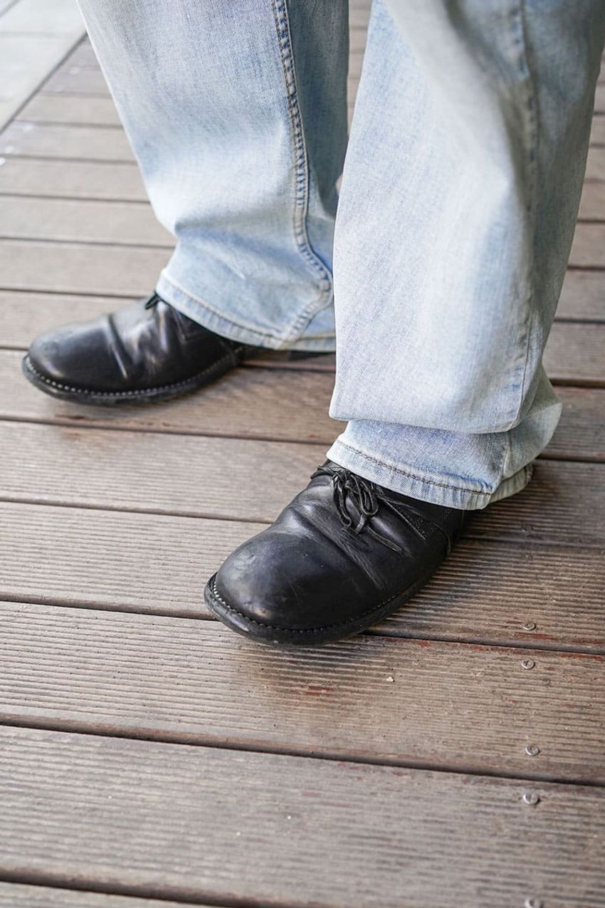 春のデニムは“適度に太め”が人気！革ジャン、短丈アウターetc.今っぽく見せた5名のコーデ紹介 - 7枚目の画像