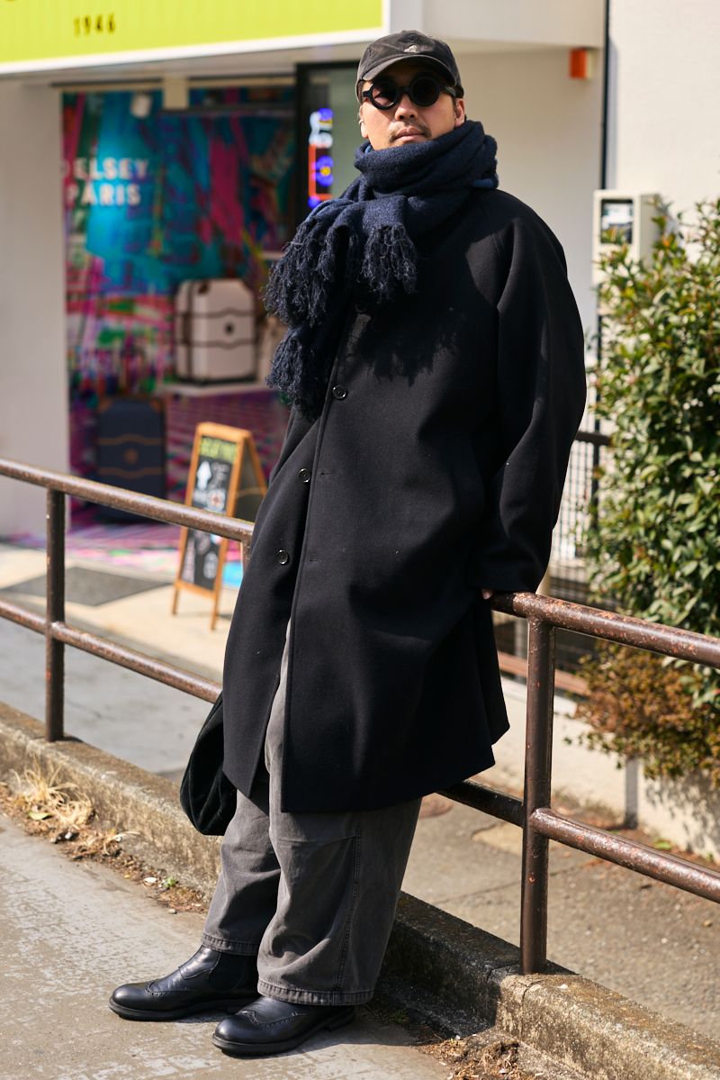 コート、デニム＝ともにジーユー　ジャケット＝古着　シューズ、バッグ＝ともに不明　帽子＝カンゴール　眼鏡＝ジンズ　マフラー＝ジーユー×アンダーカバー  リング＝ザラ  リング2＝エイチアンドエム