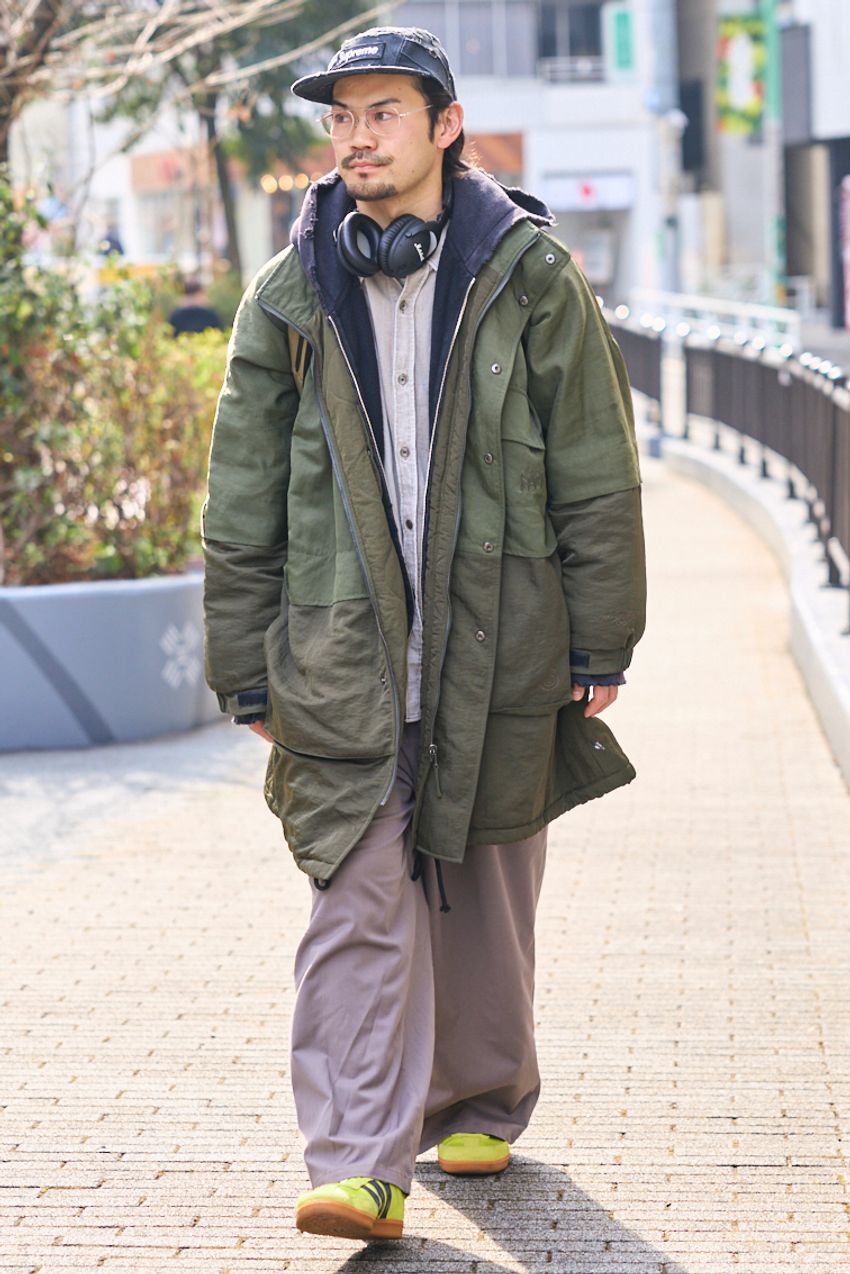 サラッと、"大人のシュプリーム"コーデ集。定番のキャップにパーカ、バックパックetc. - 2枚目の画像