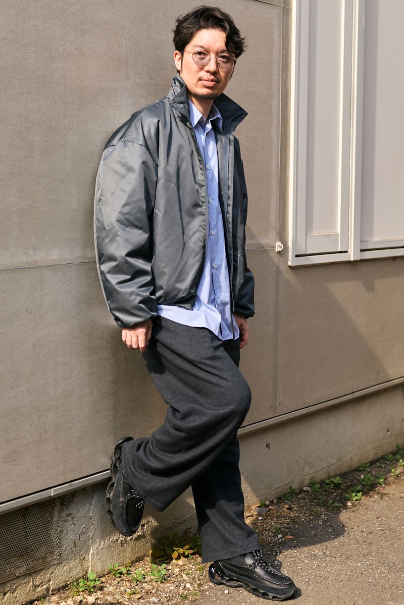 ジャケット、シャツ＝ともにエヌハリウッドコンパイル