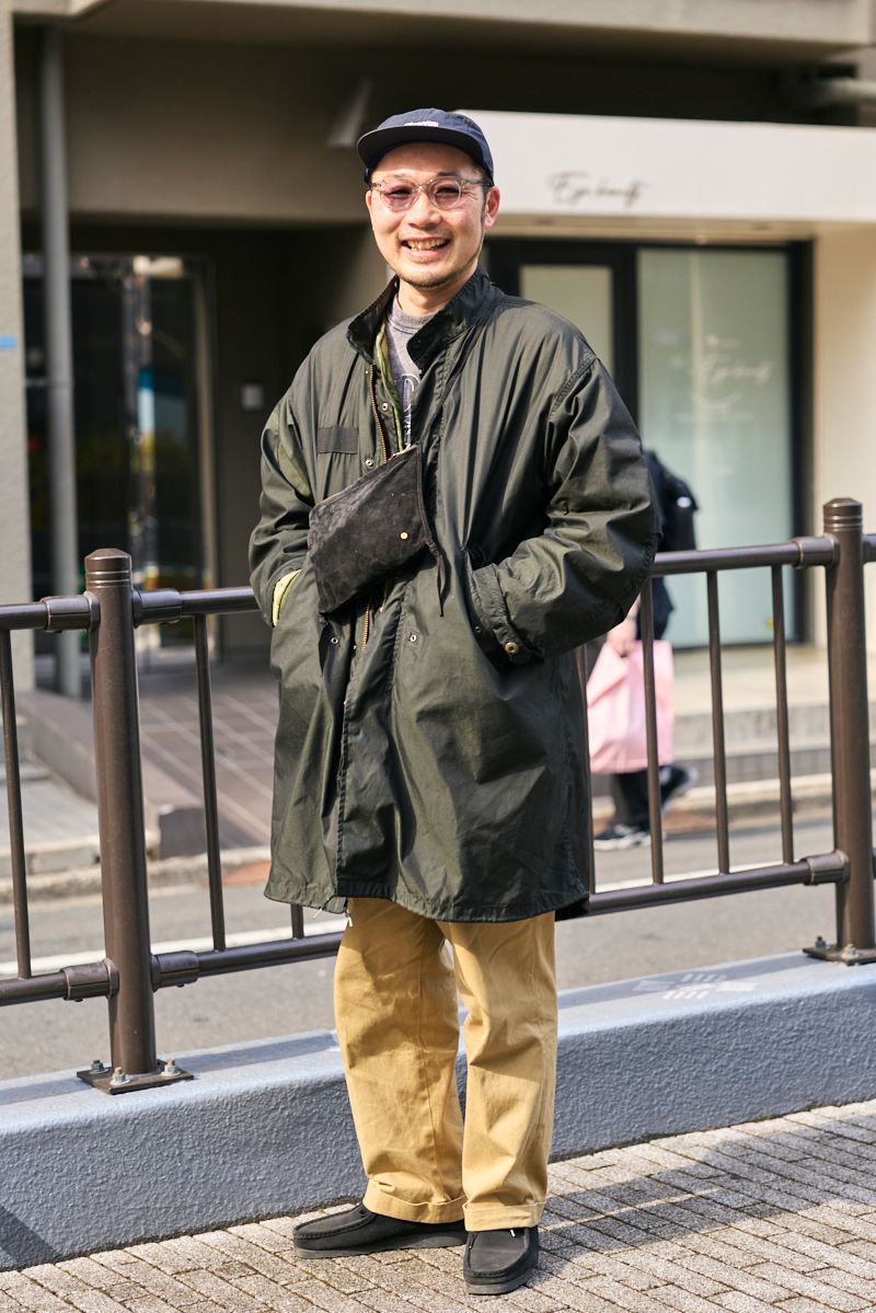 コート ダメージドーン  スウェット ダメージドーン  パンツ ビルズカーキ  シューズ クラークス  帽子 ファフロッキー  眼鏡 ヒュー  バッグ ブラウンブラウン  腕時計 オメガ  ブレスレット 古着