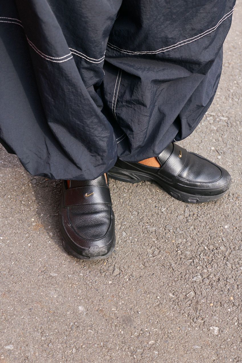 “レザー派”か“シャカシャカ派”が人気を二分？ ぽかぽか陽気の「アウターは何を着る？」を街角調査 - 3枚目の画像