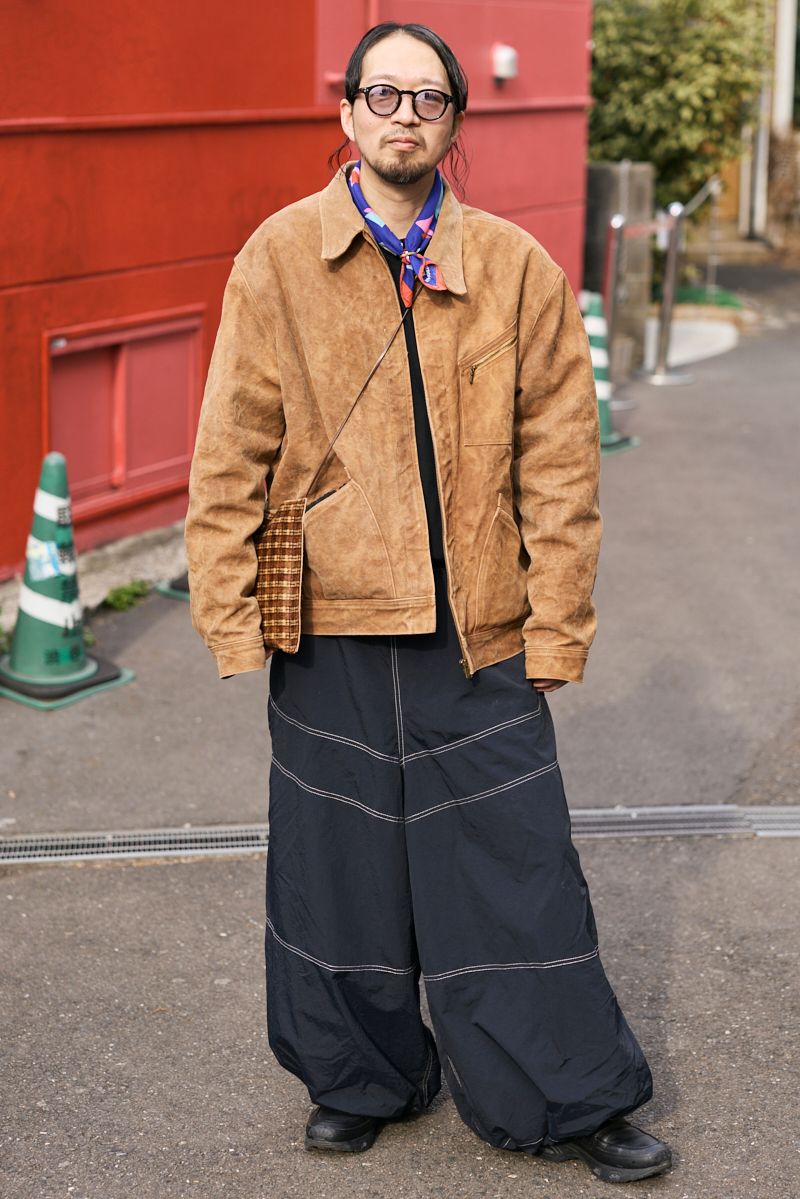 ジャケット、リング＝ともにニードルズ 　Tシャツ＝ユナイテッドアローズ　パンツ＝ワンフィフス　シューズ＝ナイキ　眼鏡＝ジンズ　バッグ＝スロウ　スカーフ＝イルビゾンテ　リング2＝ゴンドラ　リング3＝830